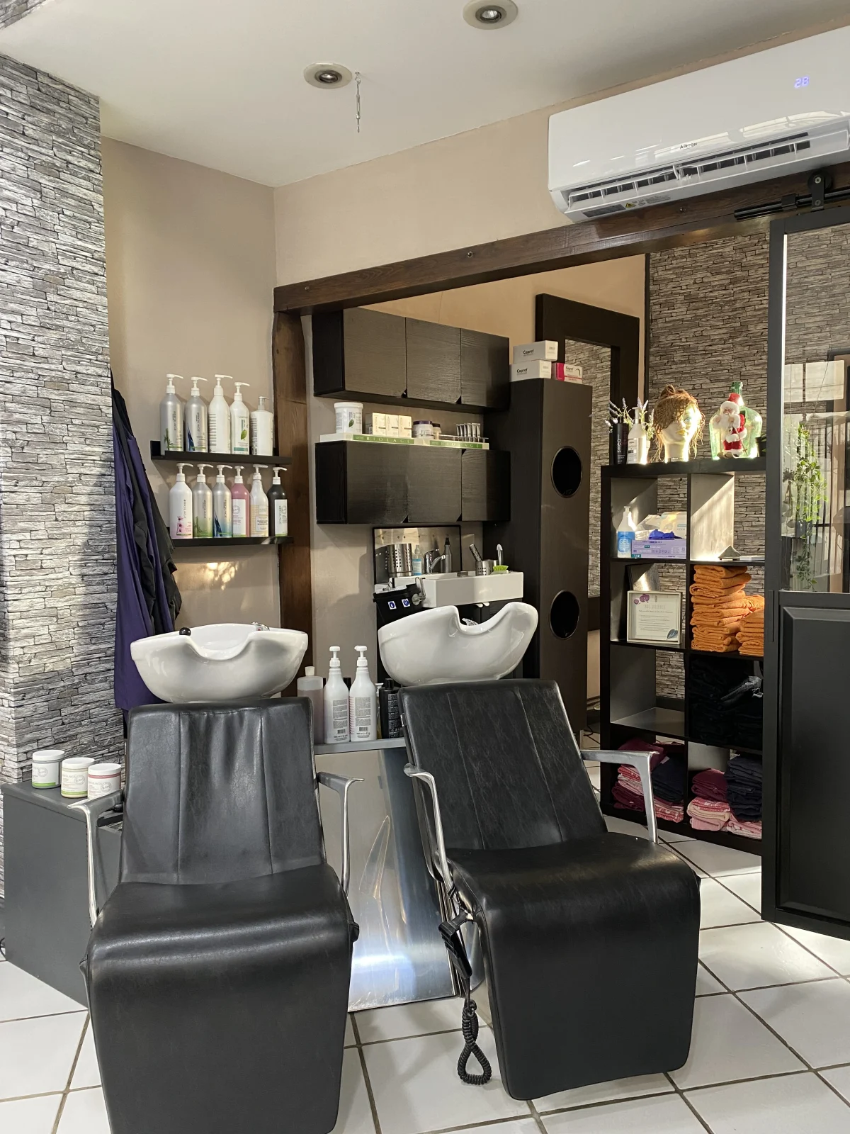 Les deux bacs à shampoing et l'étagère de produits de soin