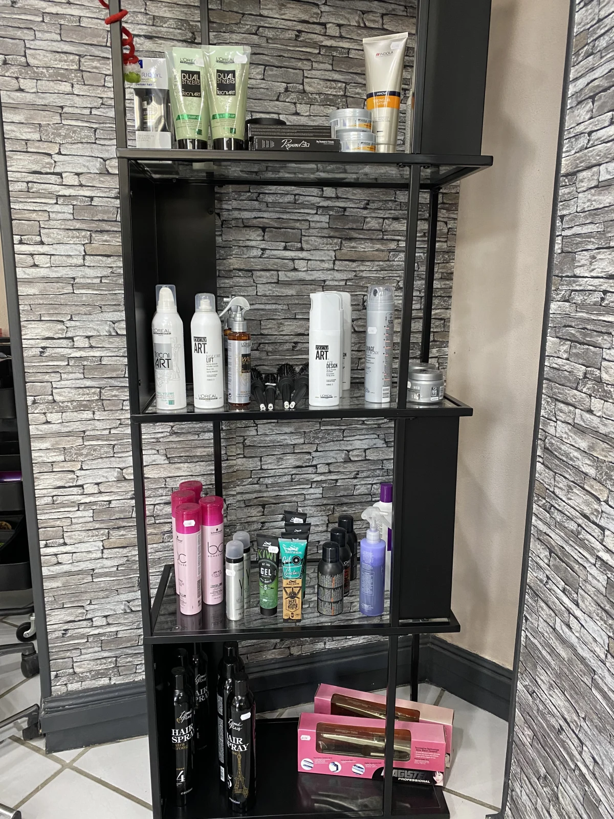 Colonne de produits de coiffage : sprays, mousses, laques et lisseur
